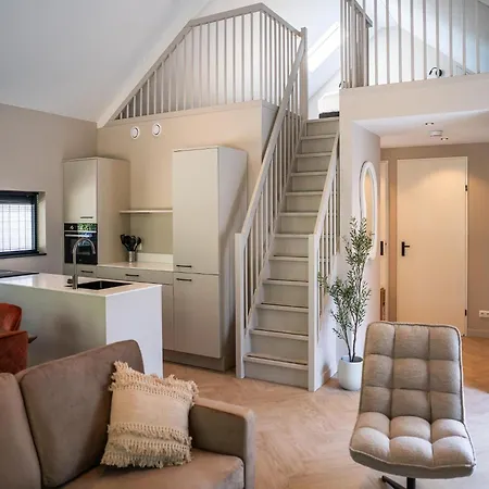 בית נופש Modern Luxe Ecovilla With Terrace On The Water אוירשחוט