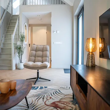 בית נופש Modern Luxe Ecovilla With Terrace On The Water *