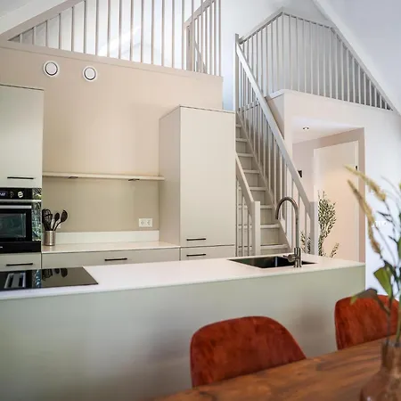 בית נופש Modern Luxe Ecovilla With Terrace On The Water אוירשחוט