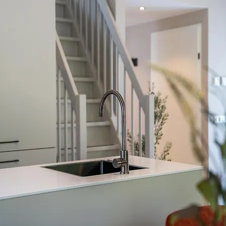 Modern Luxe Ecovilla With Terrace On The Water בית נופש