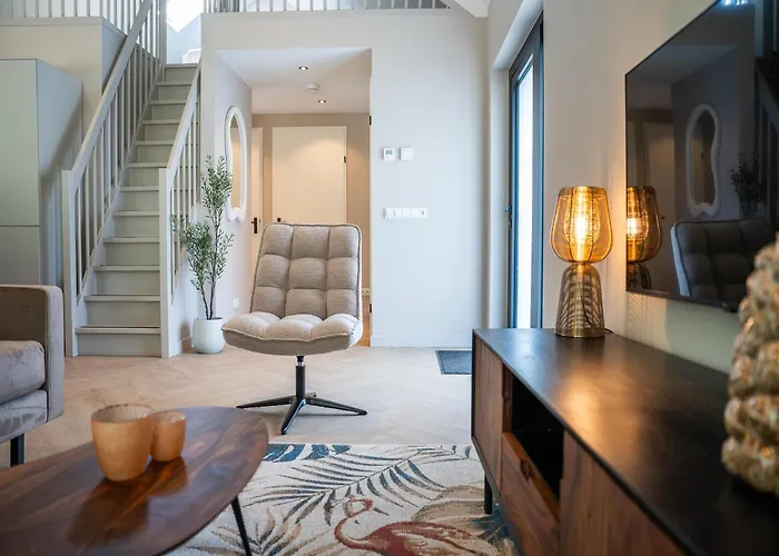 בית נופש Modern Luxe Ecovilla With Terrace On The Water *