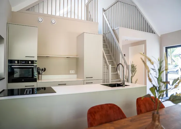 בית נופש Modern Luxe Ecovilla With Terrace On The Water אוירשחוט