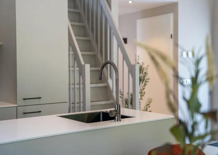 Modern Luxe Ecovilla With Terrace On The Water בית נופש