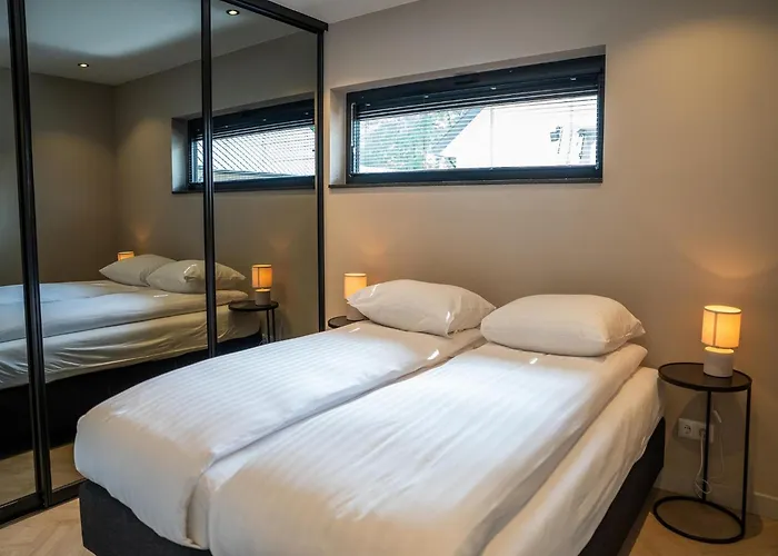 בית נופש Modern Luxe Ecovilla With Terrace On The Water אוירשחוט