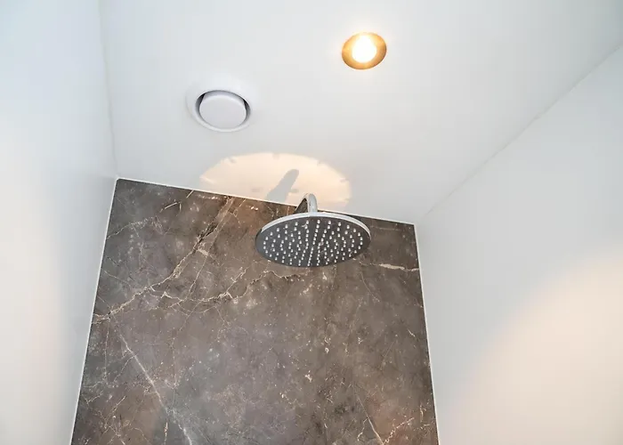 בית נופש Modern Luxe Ecovilla With Terrace On The Water *